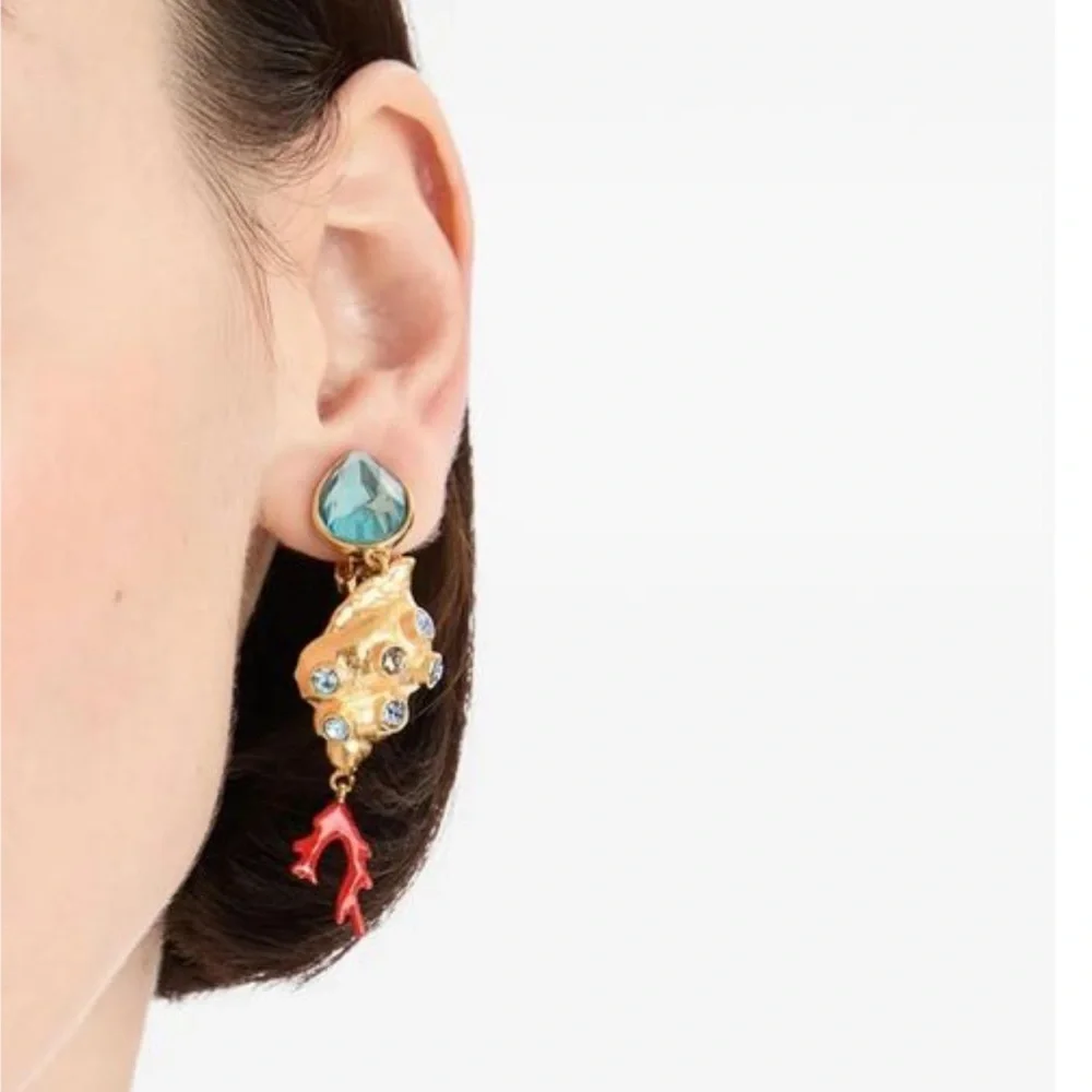 Oscar de la Renta • Mixed Shell Mismatched Clip-on Drop Earrings